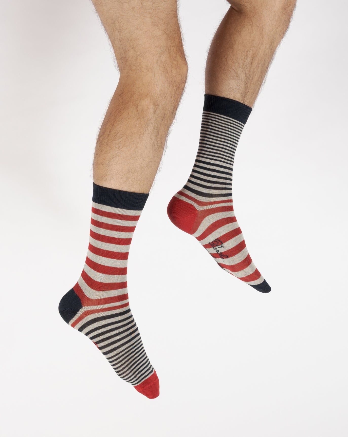 Chaussettes homme fil d'Ecosse rayures asymétrique marine rouge Chaussettes homme fil d'Ecosse rayures asymétrique marine rouge