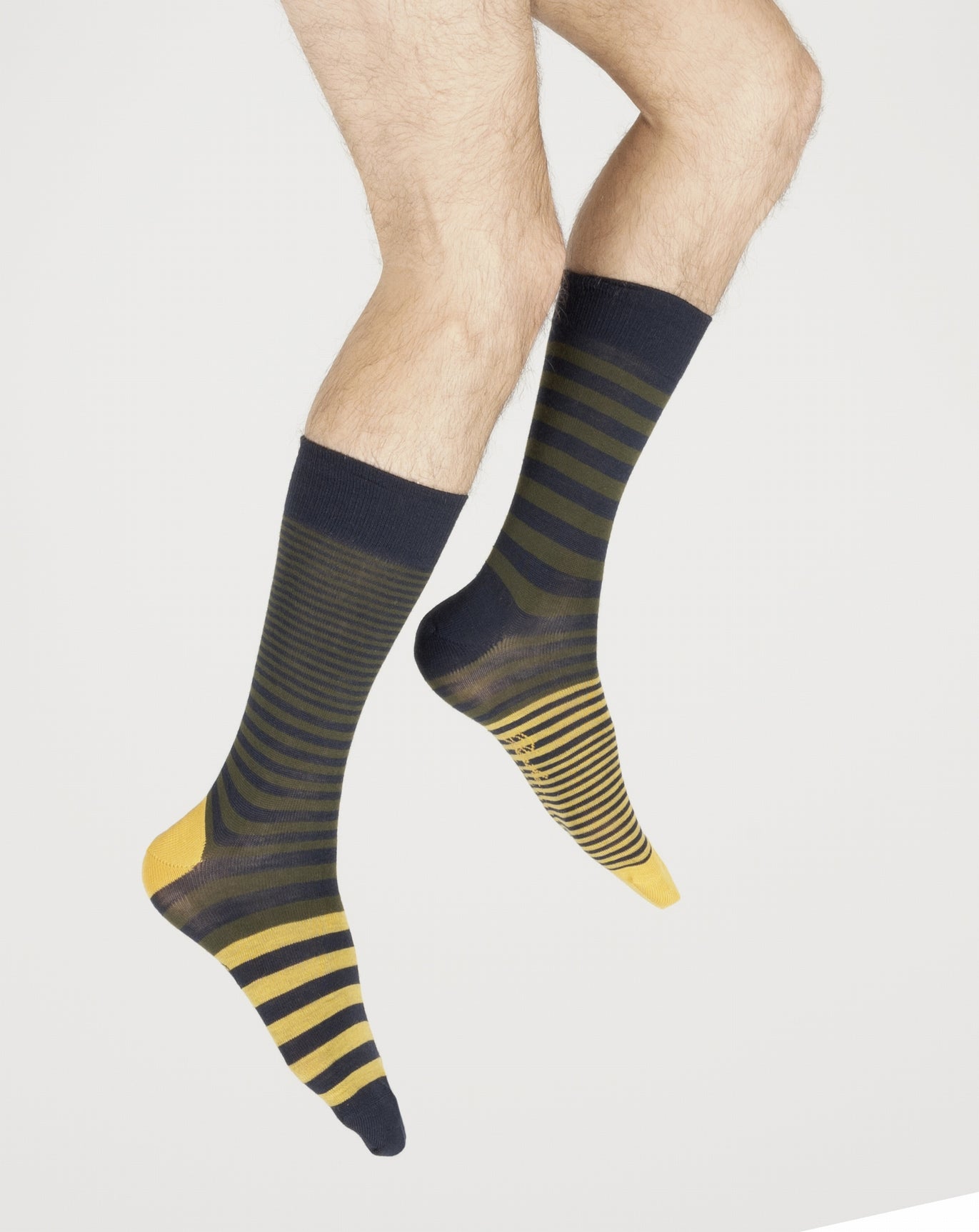 Chaussettes homme laine peignee rayures asymetriques bleu marine kaki et jaune