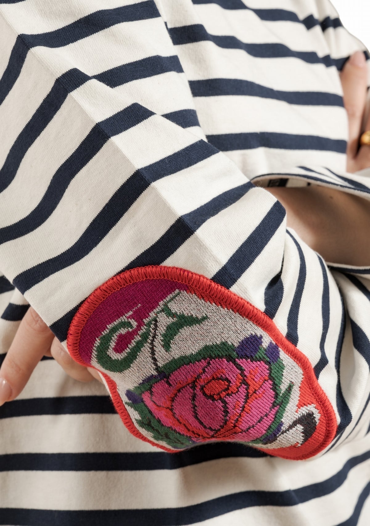 Marinière femme Berthe Aux Grands Pieds col V coudières fleur de rose blanc bleu électrique MAR/IVO