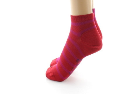 Socquettes en soie rayées asymétriques Rouge et Rose ROUGE-ROSE