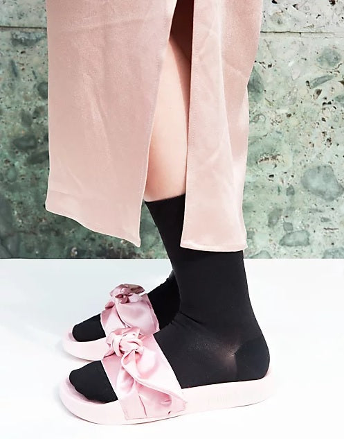 Claquettes-chaussettes dans un shooting : les porter avec style, c’est possible ?