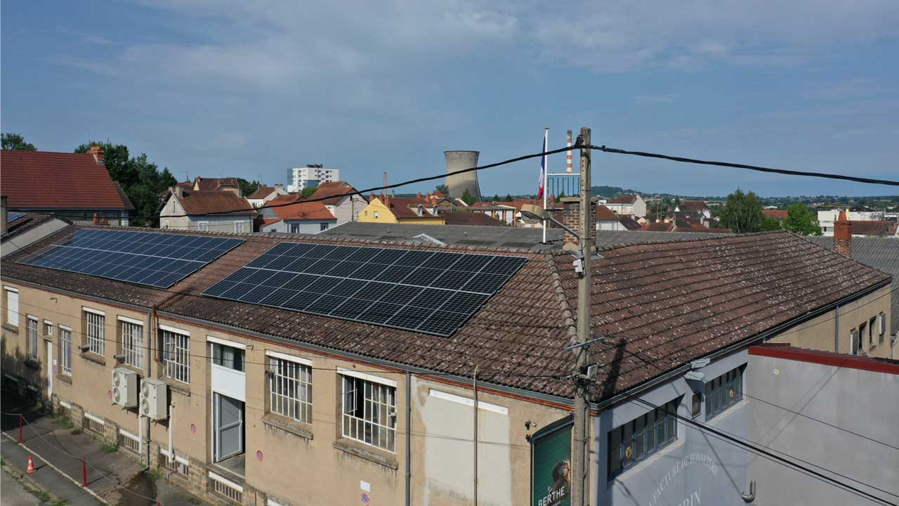 La Manufacture Perrin s'engage pour une énergie plus propre avec une installation de panneaux solaires de grande envergure !